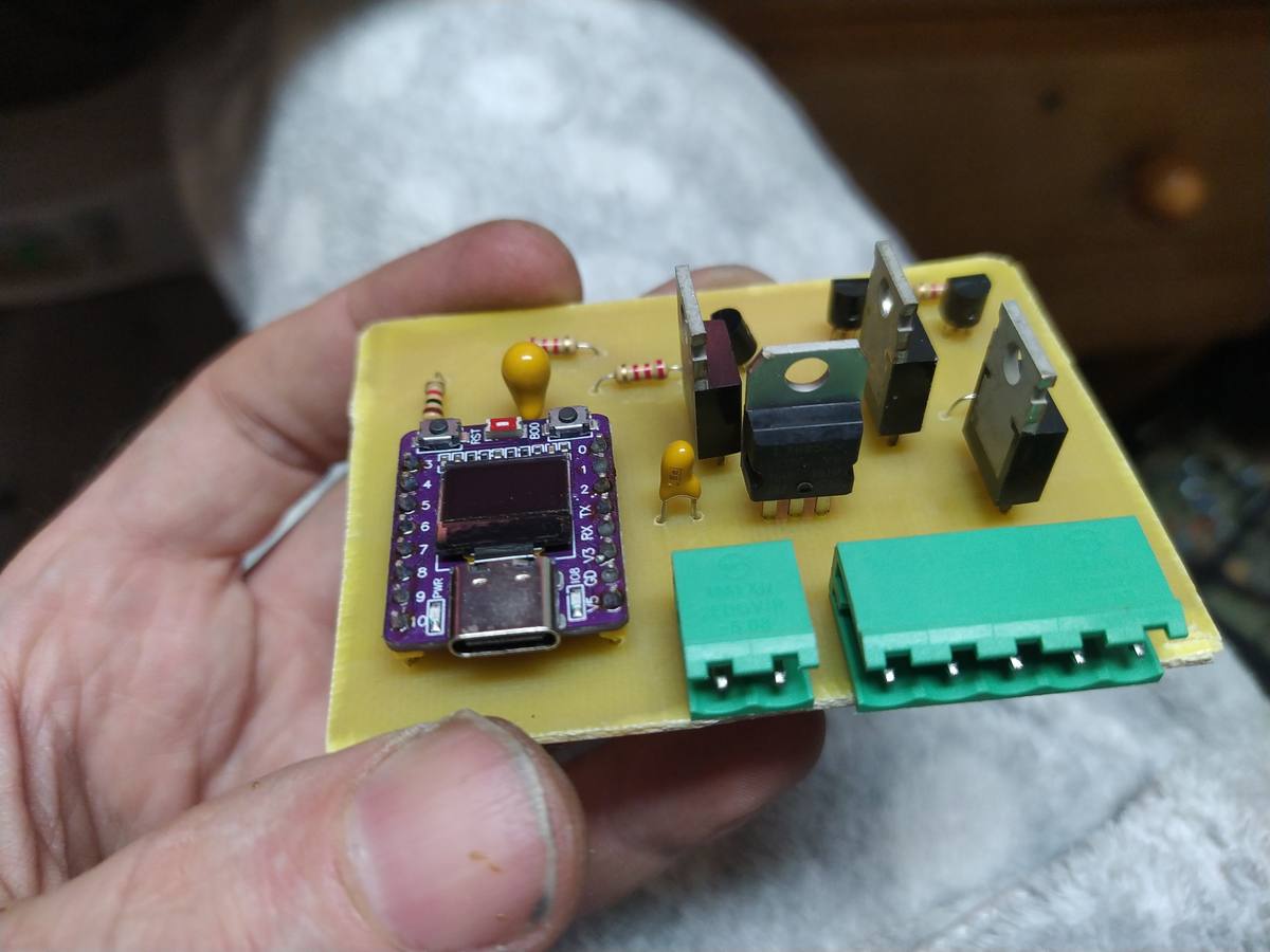 PCB montada con ESP32-C3 SuperMini, tres IRF3205 en fila, transistores 2N2222A, resistencias y borniers verdes