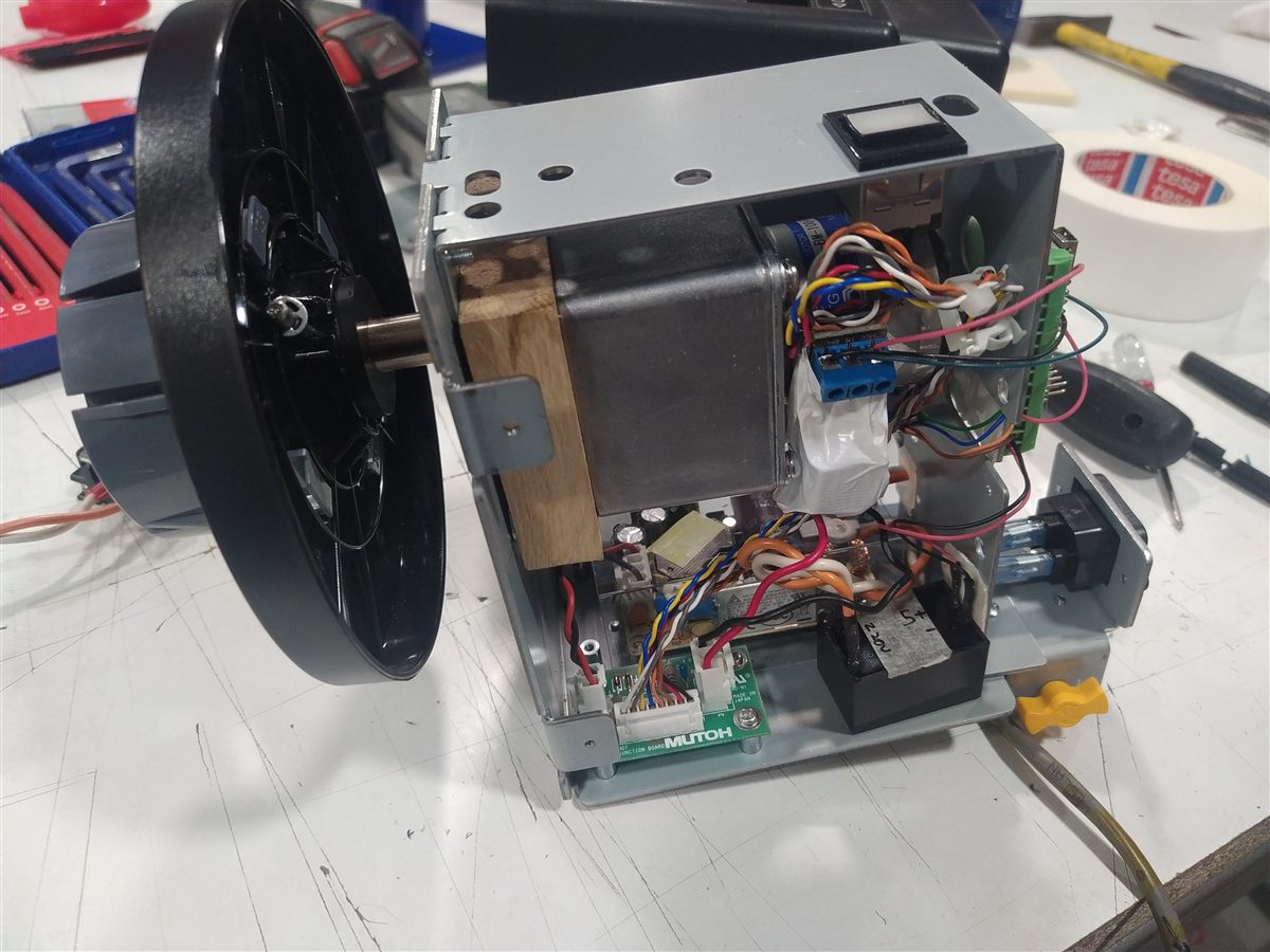 Interior del enrollador Mutoh SR1641 con el Arduino Nano, bloque de terminales y cableado nuevo instalado