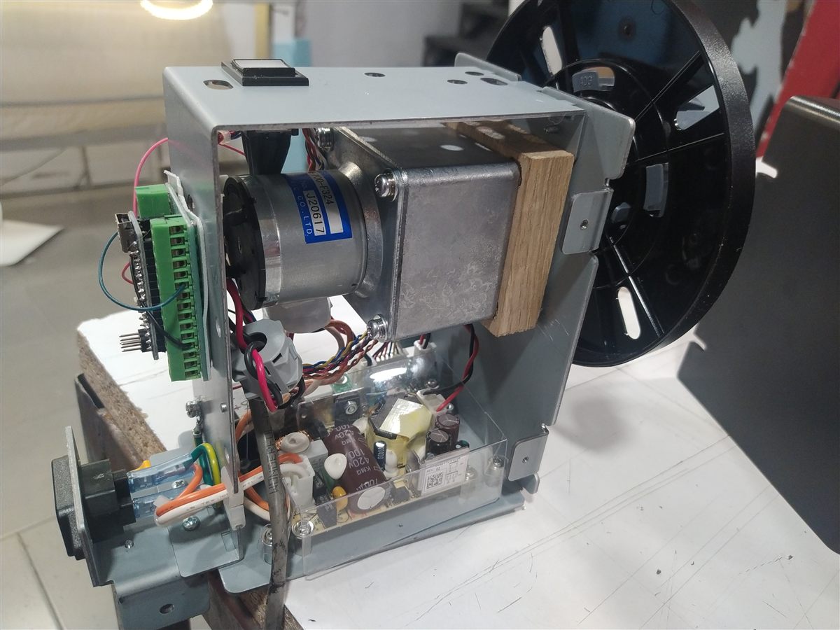 Enrollador Mutoh SR1641 con Arduino Nano montado a la izquierda y bloque de terminales de conexión