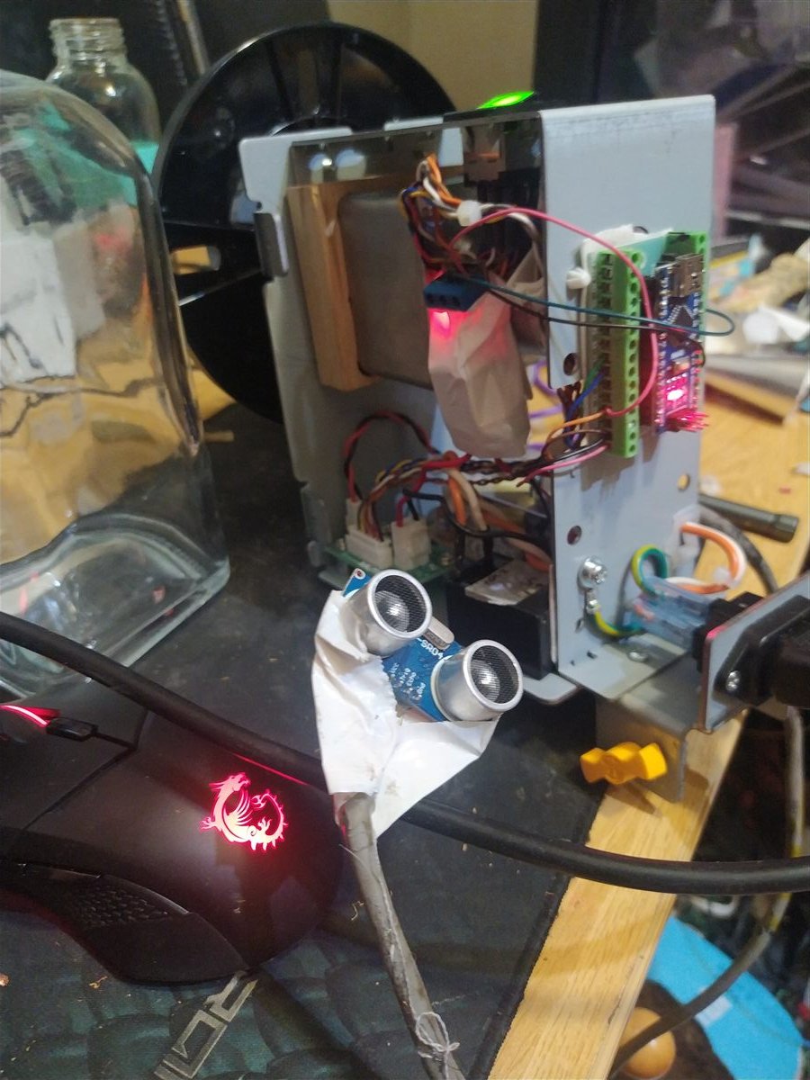 Arduino Nano con el sensor ultrasónico HC-SR04 montado en el enrollador Mutoh SR1641 durante las pruebas