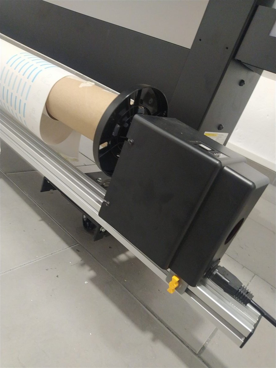 Enrollador Mutoh SR1641 con Arduino montado en el plotter funcionando, enrollando material de vinilo