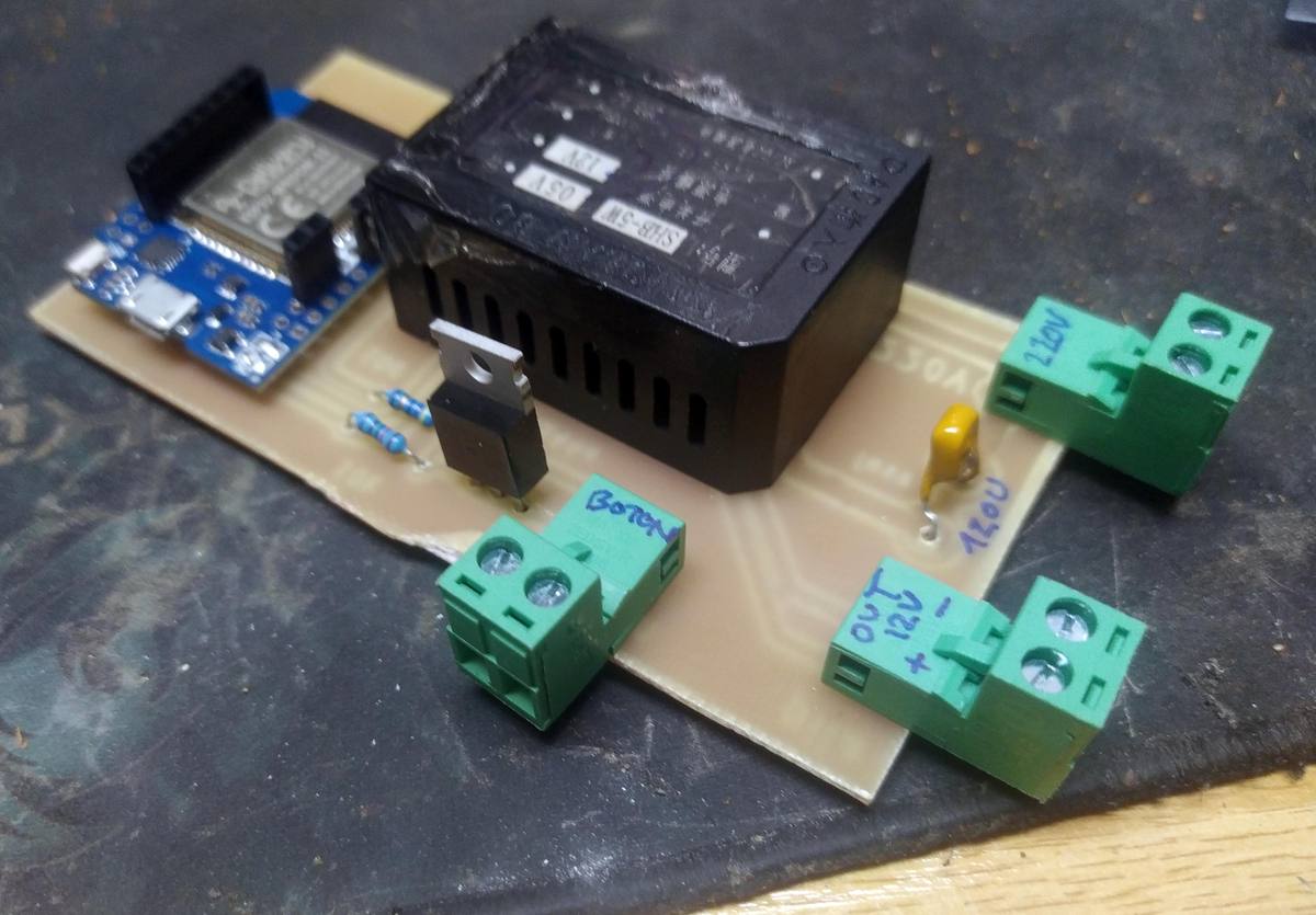 Vista de conjunto antes del montaje final: ESP32 D1 Mini, IRLZ44N, fuente AC/DC compacta y borniers sobre la PCB