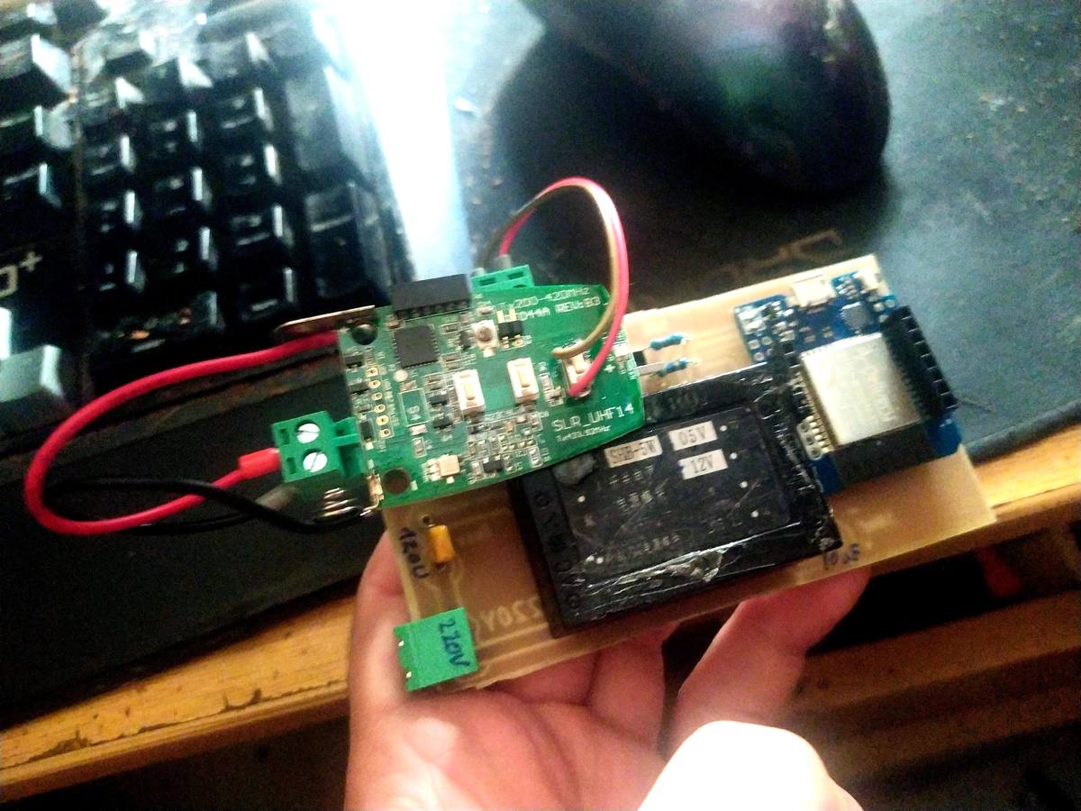 Sistema completo montado y cableado: ESP32, fuente verde AC/DC y módulo adicional con cables