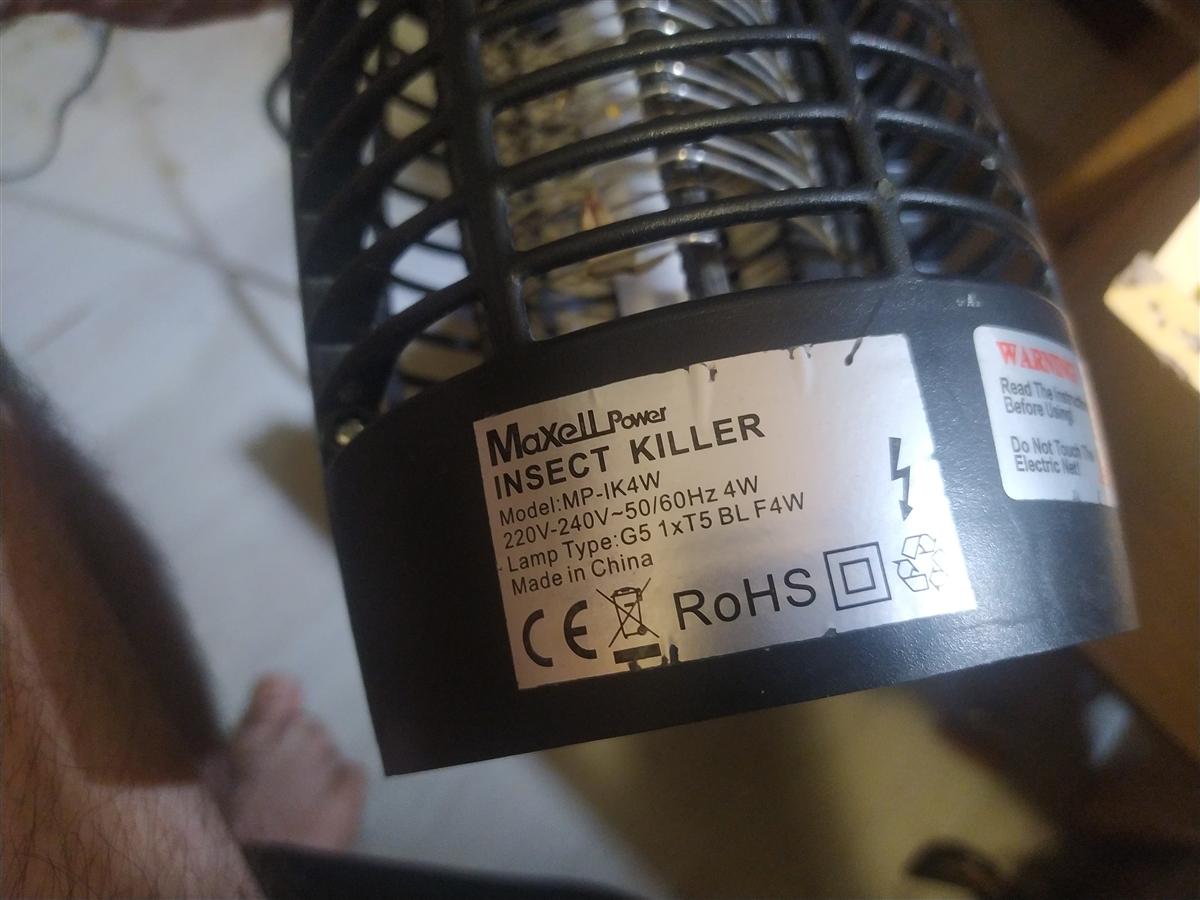 Etiqueta inferior del MaxellPower MP-IK4W: modelo MP-IK4W, 220V-240V 50/60Hz 4W, lámpara G5 1xT5 BL F4W, Made in China, con los logos CE y RoHS