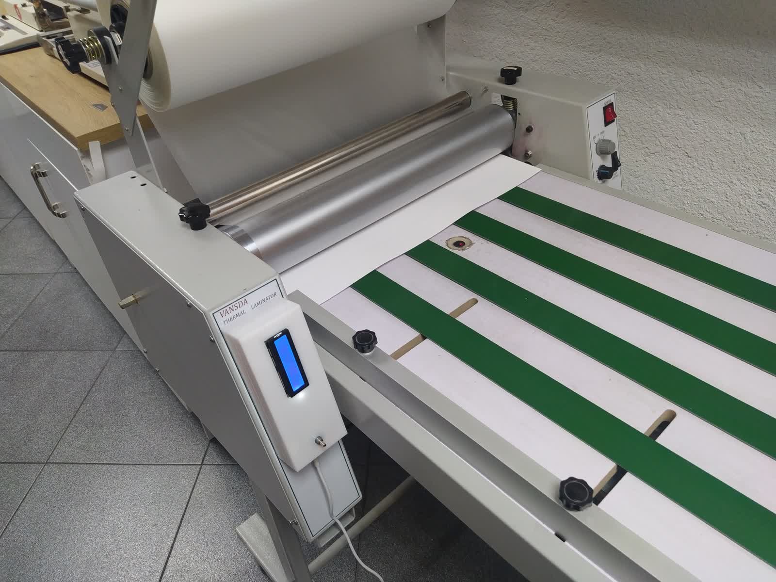 VANSDA Thermal Laminator con el nuevo controlador PID basado en ESP32 montado en el panel frontal, mostrando el LCD azul encendido