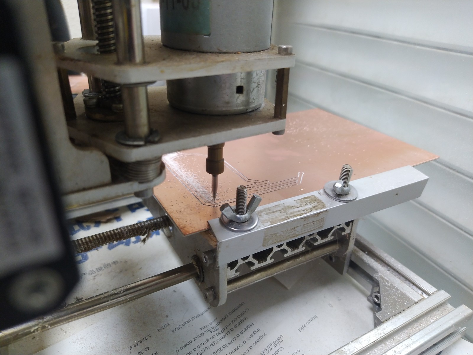 CNC fresando las pistas de cobre de la PCB del PakuLaser sobre placa de cobre virgen