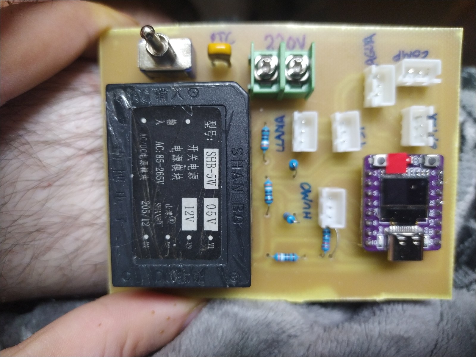 PCB del PakuLaser soldada vista desde arriba: fuente SHB-5W1, interruptor, ESP32-C3 SuperMini y conectores JST etiquetados