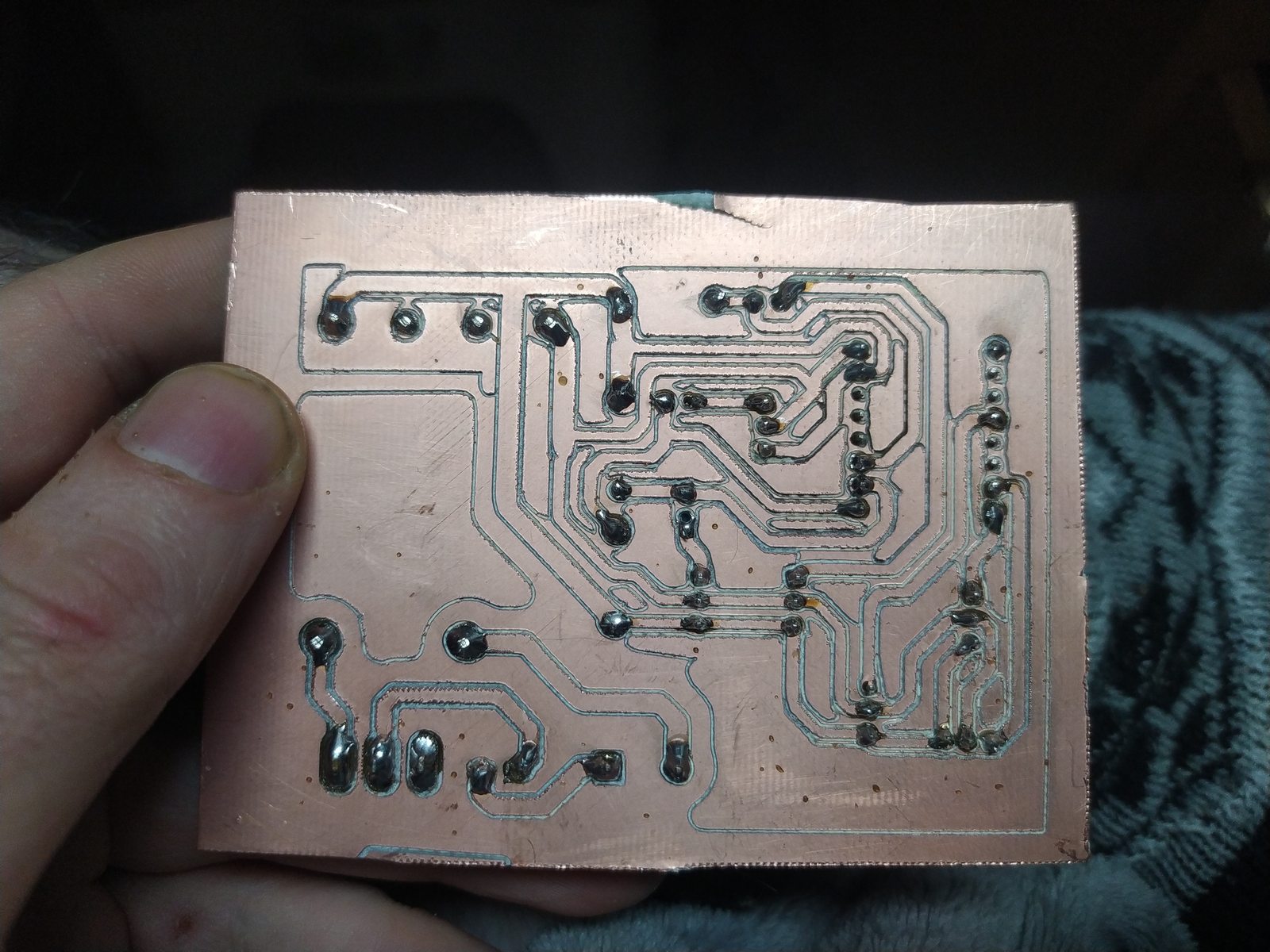 Cara de cobre de la PCB del PakuLaser: pistas fresadas y soldaduras de componentes through-hole