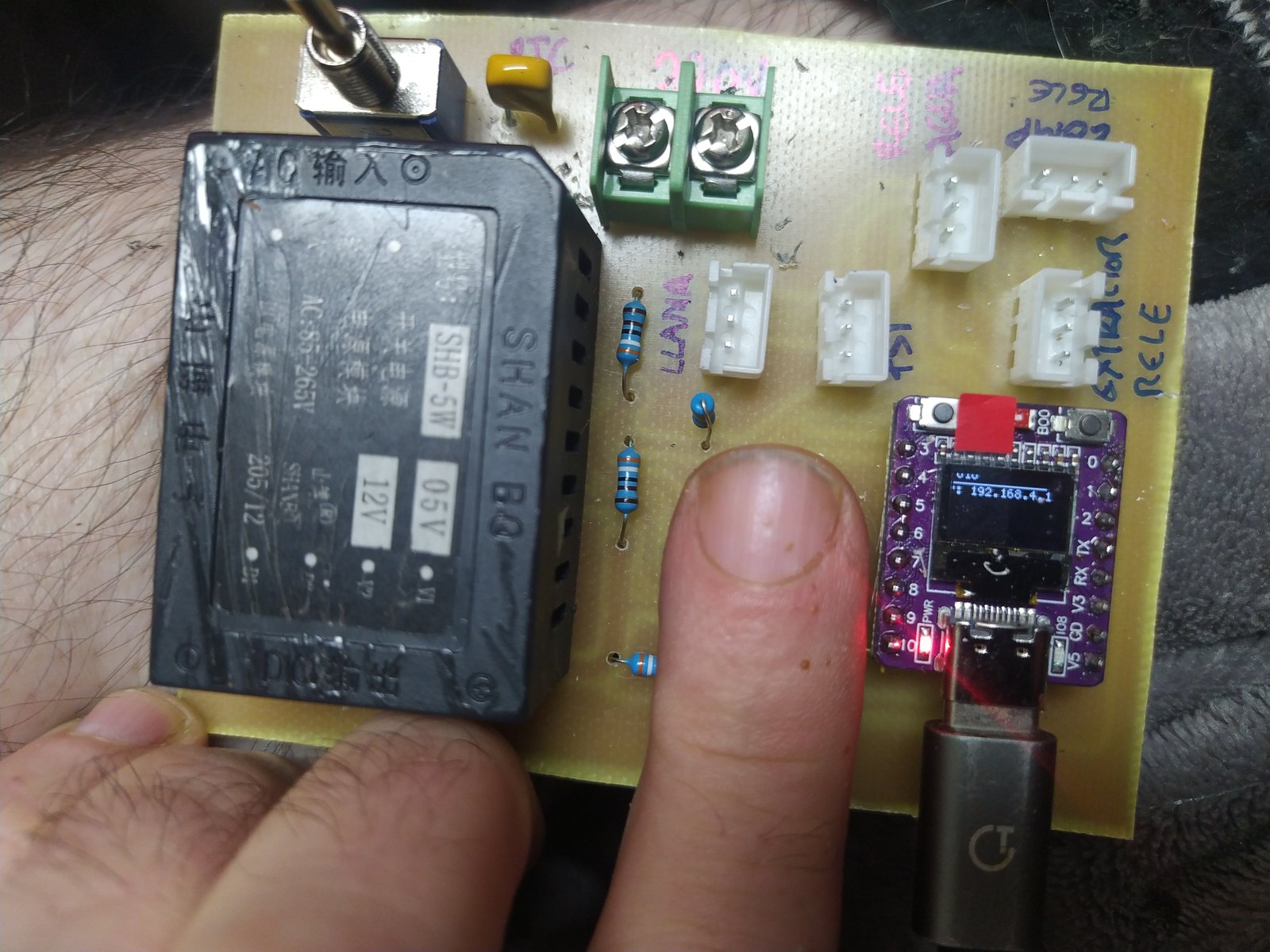 PCB del PakuLaser encendida: OLED del ESP32-C3 SuperMini mostrando la IP 192.168.4.1 en modo AP