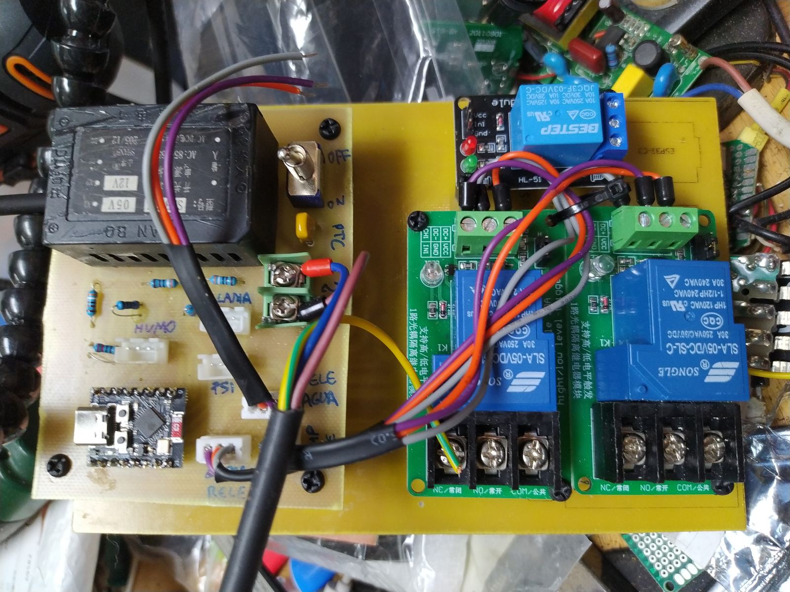 PakuLaser montado y cableado: placa de control conectada a los módulos de relés 30A con cables de colores