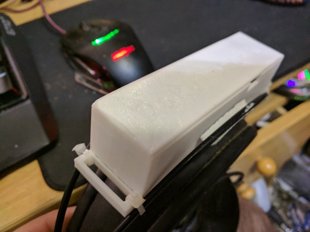 Head tracker casero con ESP8266 montado encima de unos auriculares gaming