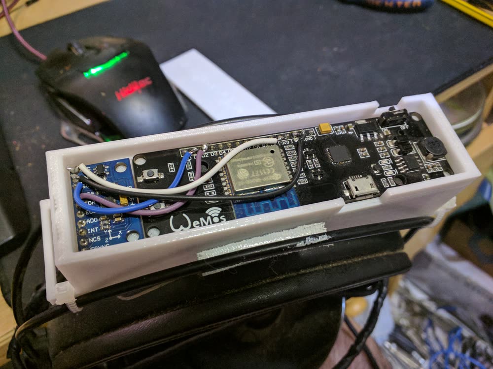Interior del head tracker casero ESP8266: Wemos D1 Mini y módulo IMU conectados en la caja abierta