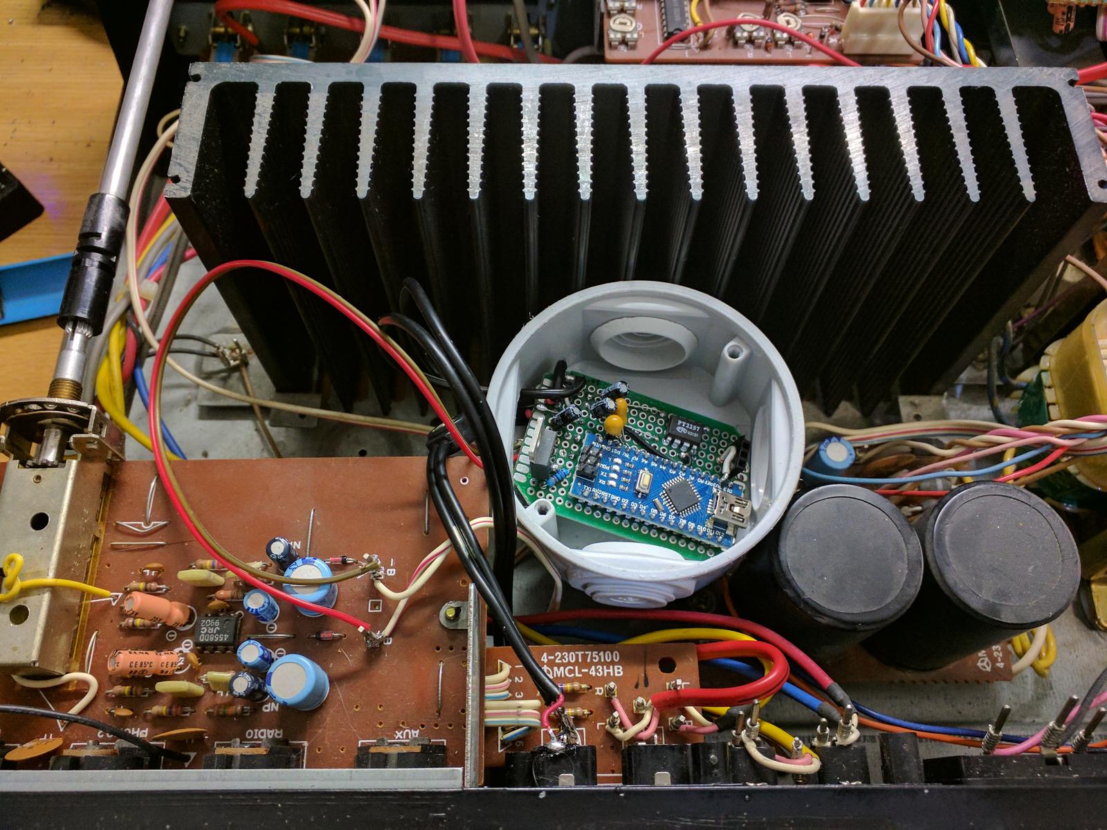 Circuito PakuVol montado con Arduino Uno y PT2257 conectados