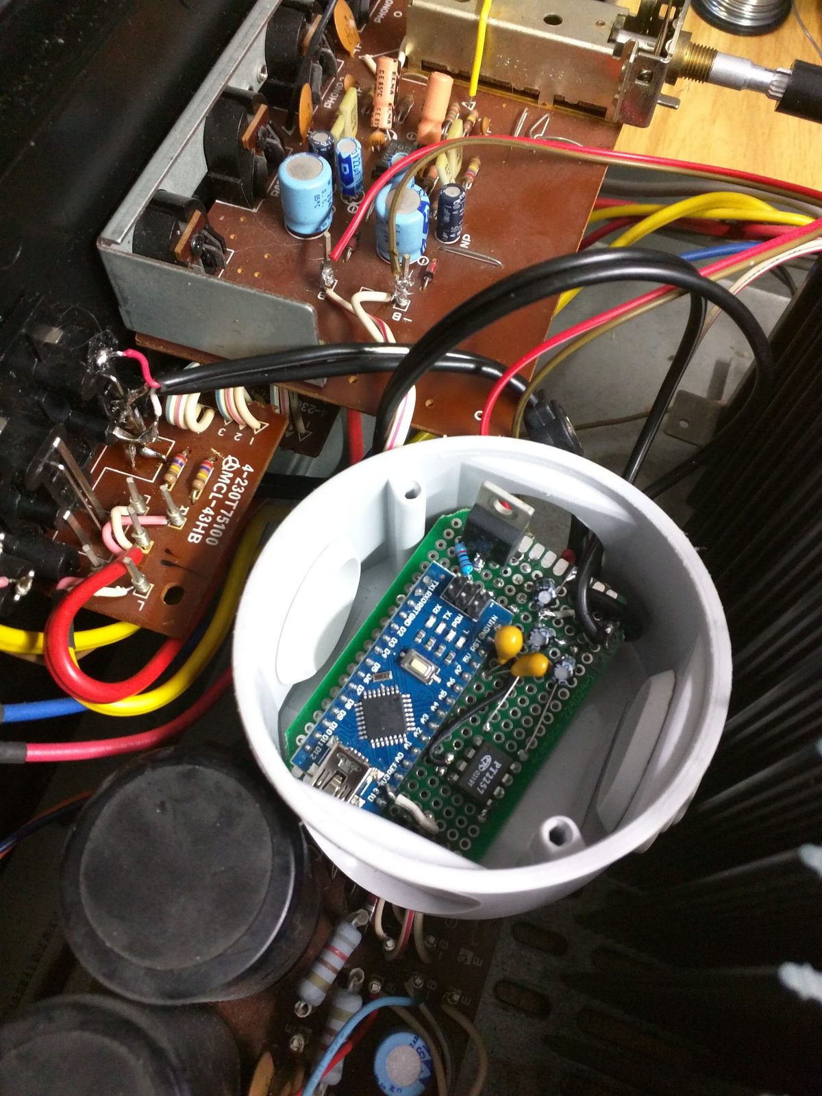Detalle del chip PT2257 en la protoboard con los cables I2C