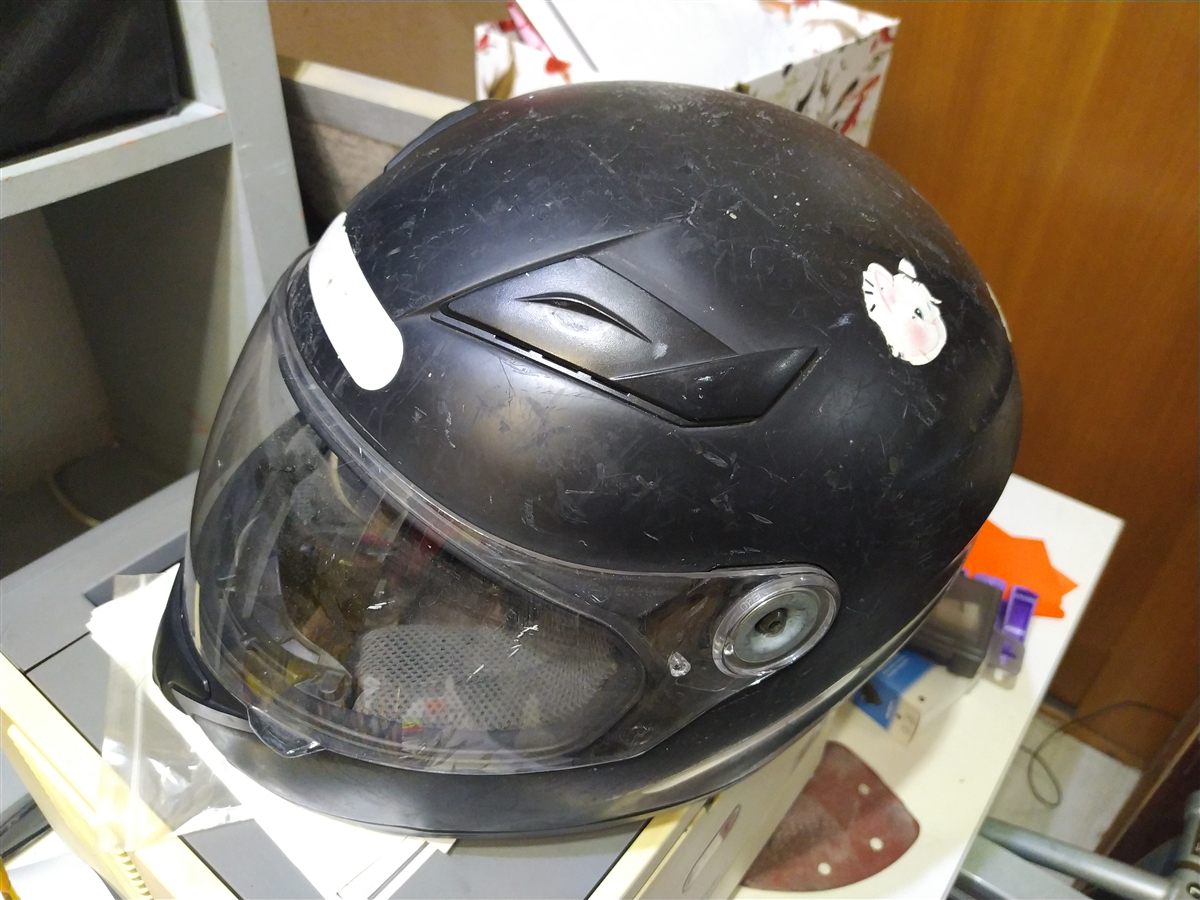 Pintar casco de moto: estado inicial con arañazos y pegatinas por toda la superficie