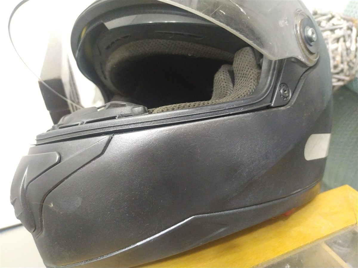 Pintar casco de moto: detalle lateral con arañazos y rayaduras antes de la restauración