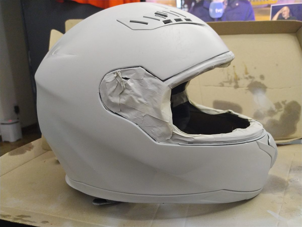 Pintar casco de moto: imprimación de poliuretano Vallejo aplicada con aerógrafo, superficie blanca uniforme
