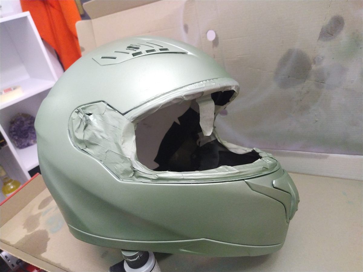 Pintar casco de moto: primera capa de pintura Vallejo verde aplicada con aerógrafo