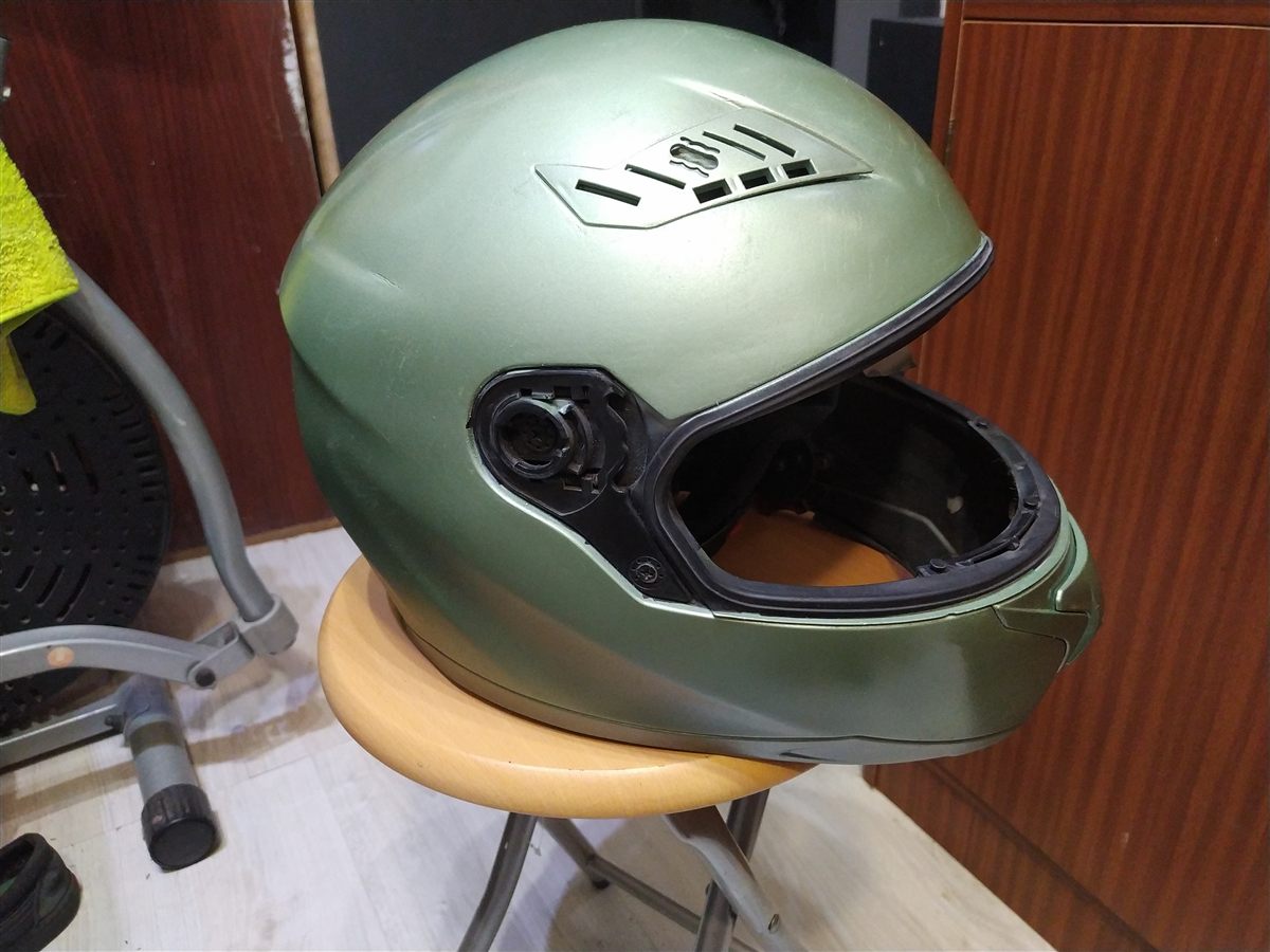 Pintar casco de moto: resultado final con barniz bicomponente en spray, acabado verde oliva satinado