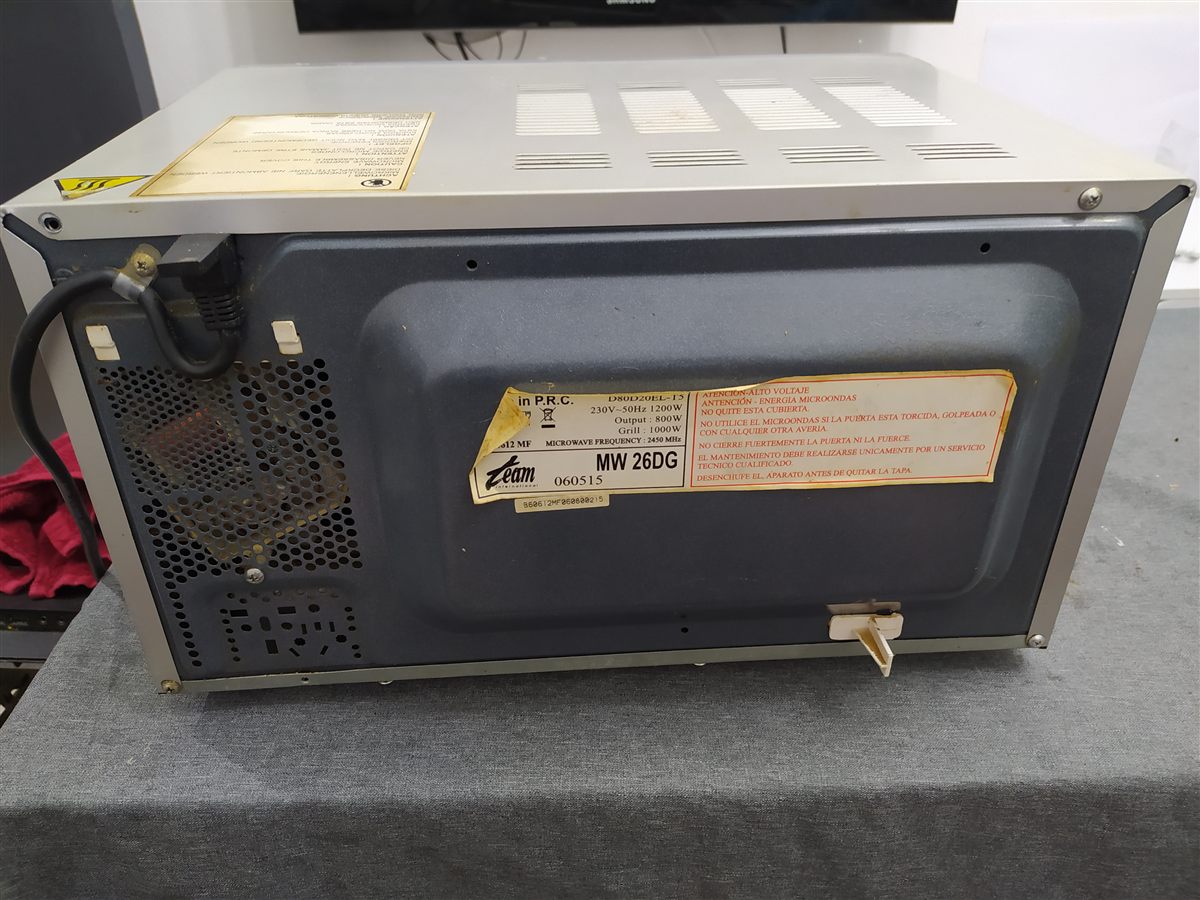 Plato de microondas no gira: microondas Zeam MW 26DG visto por detrás con la etiqueta del modelo
