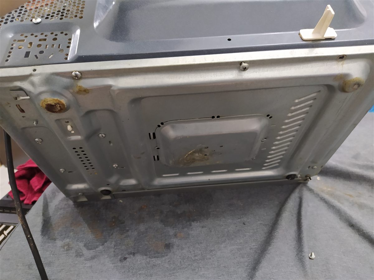 Plato de microondas no gira: base interior del microondas con el hueco del motor y tornillos de sujeción