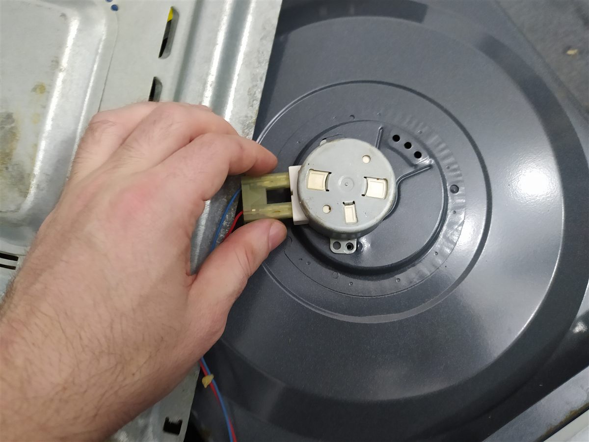 Plato de microondas no gira: extrayendo el motor viejo desconectado de la base del microondas