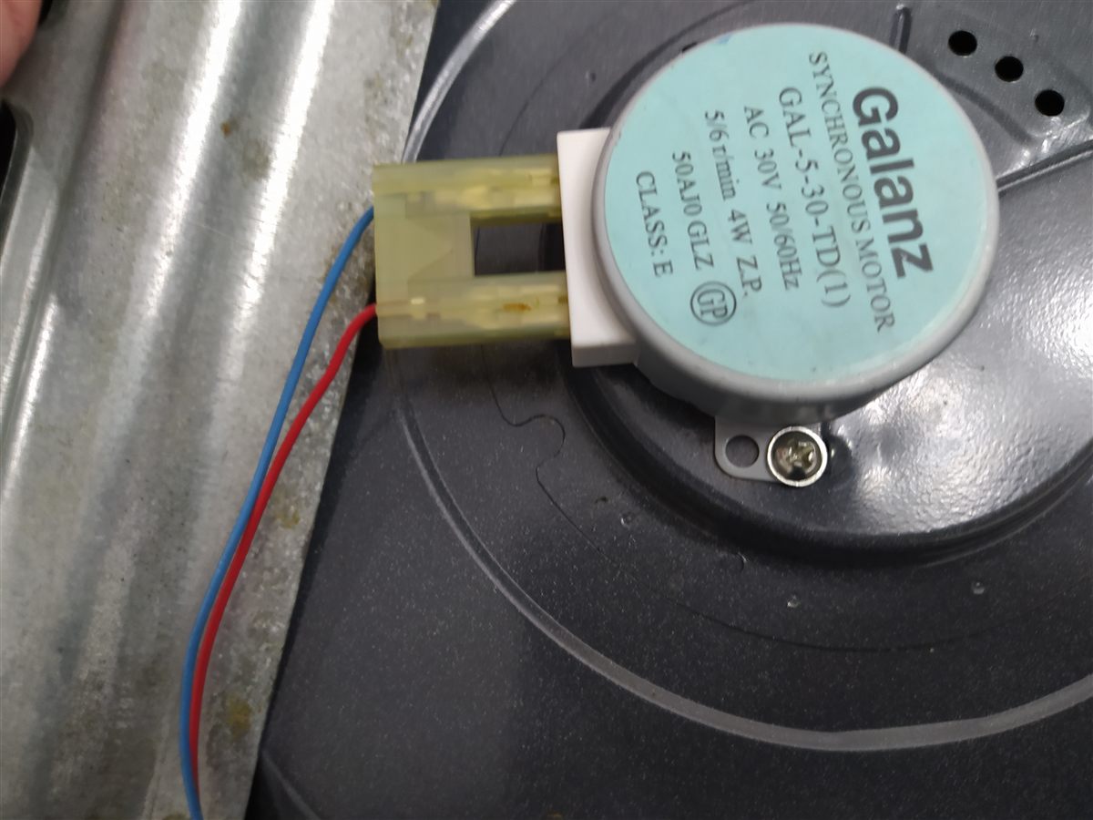 Plato de microondas no gira: motor Galanz nuevo instalado y conectado en la base del microondas
