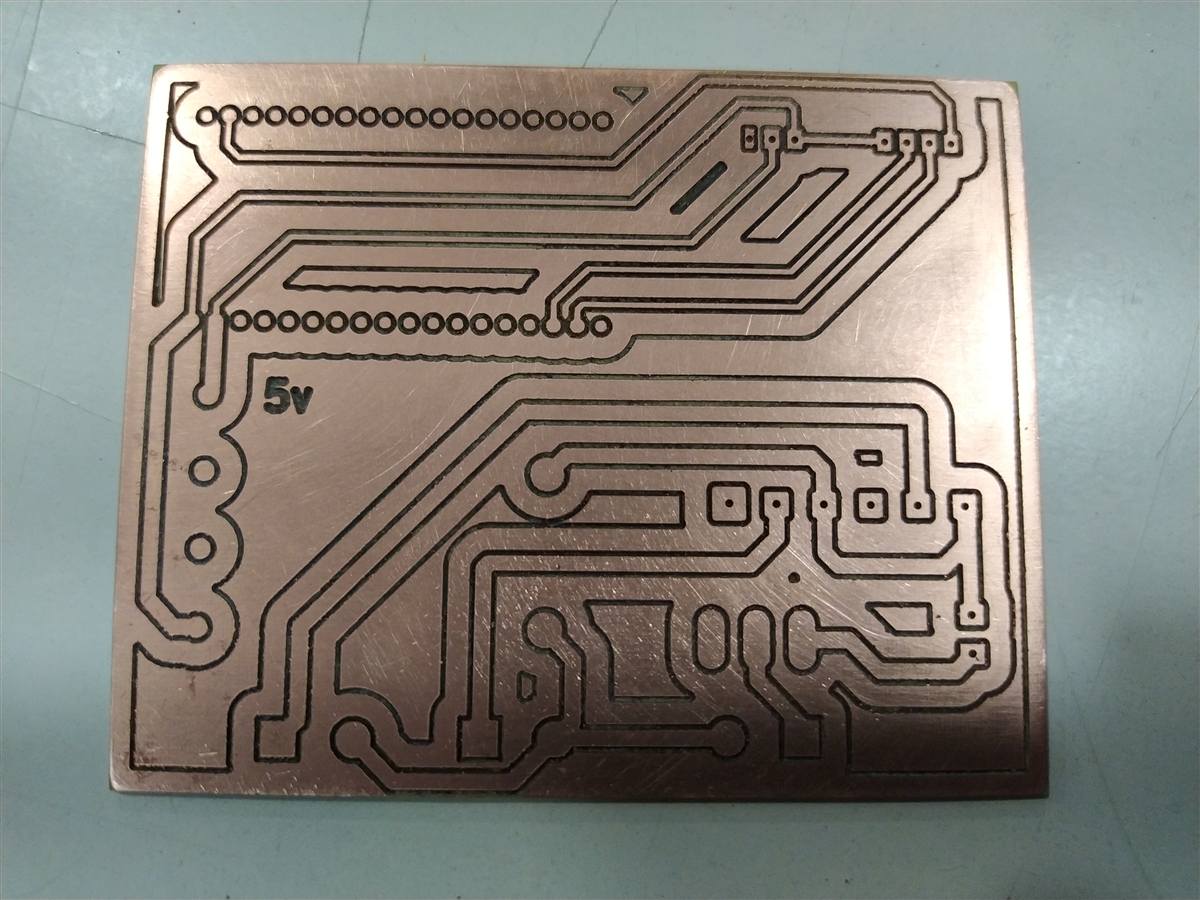 Placa de cobre recién fresada en la CNC, sin componentes