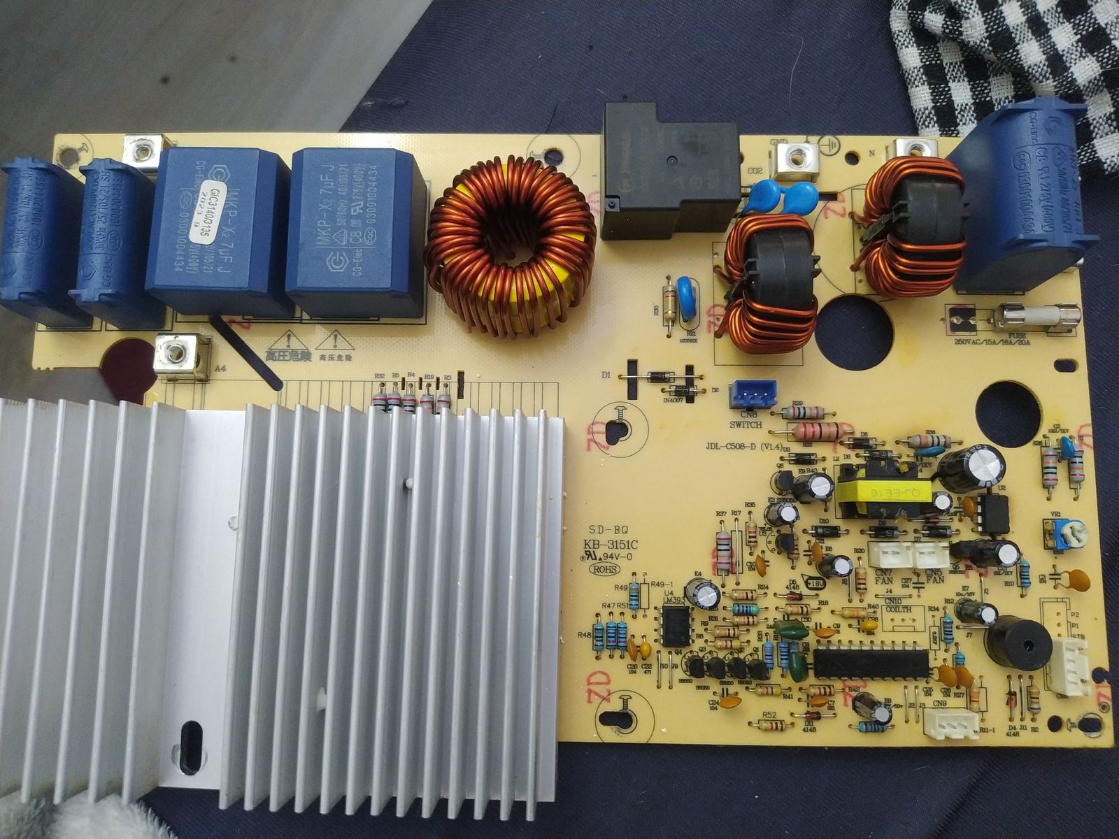 Placa de potencia e inductores de la Metro GIC3135 desmontados junto al disipador
