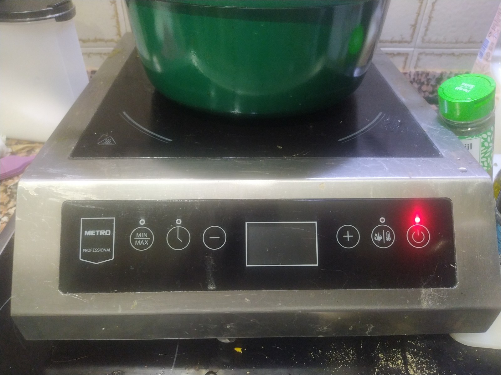 Placa de inducción Metro GIC3135 reparada y funcionando con una olla encima