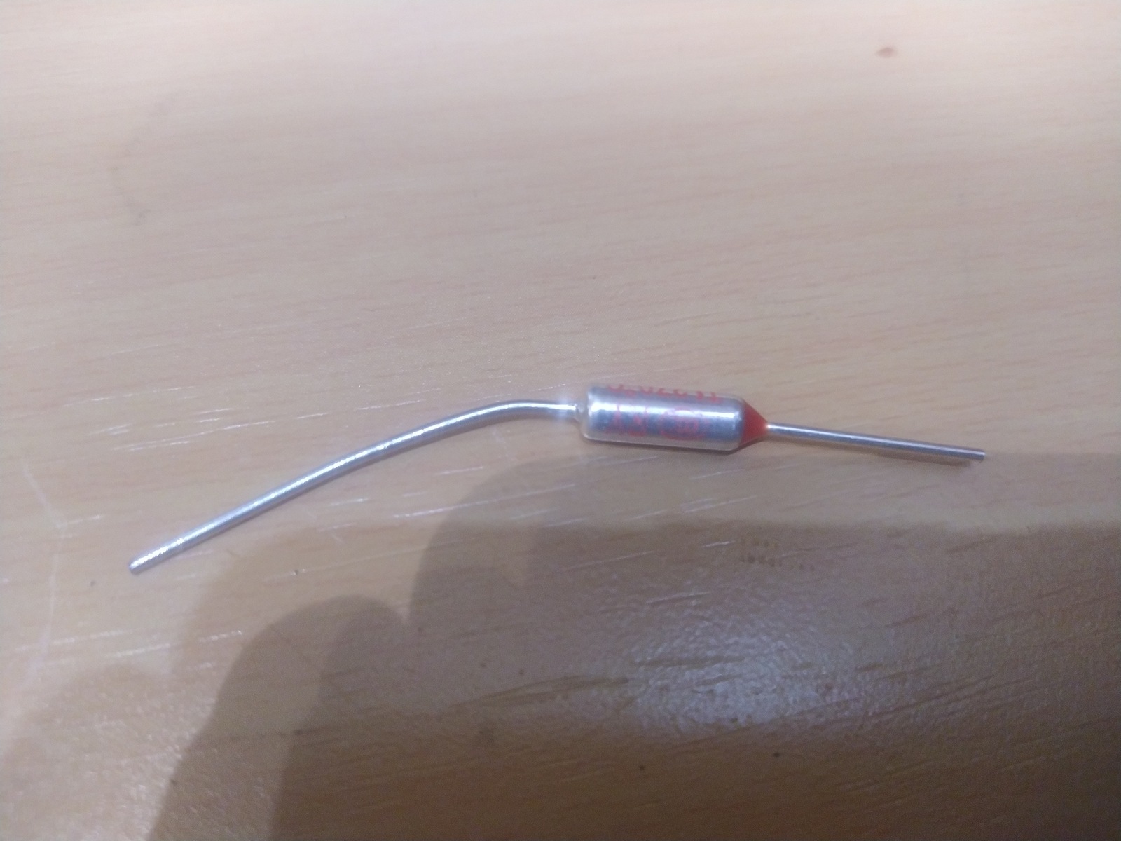 Fusible térmico axial de 254°C extraído de la placa de inducción Metro GIC3135