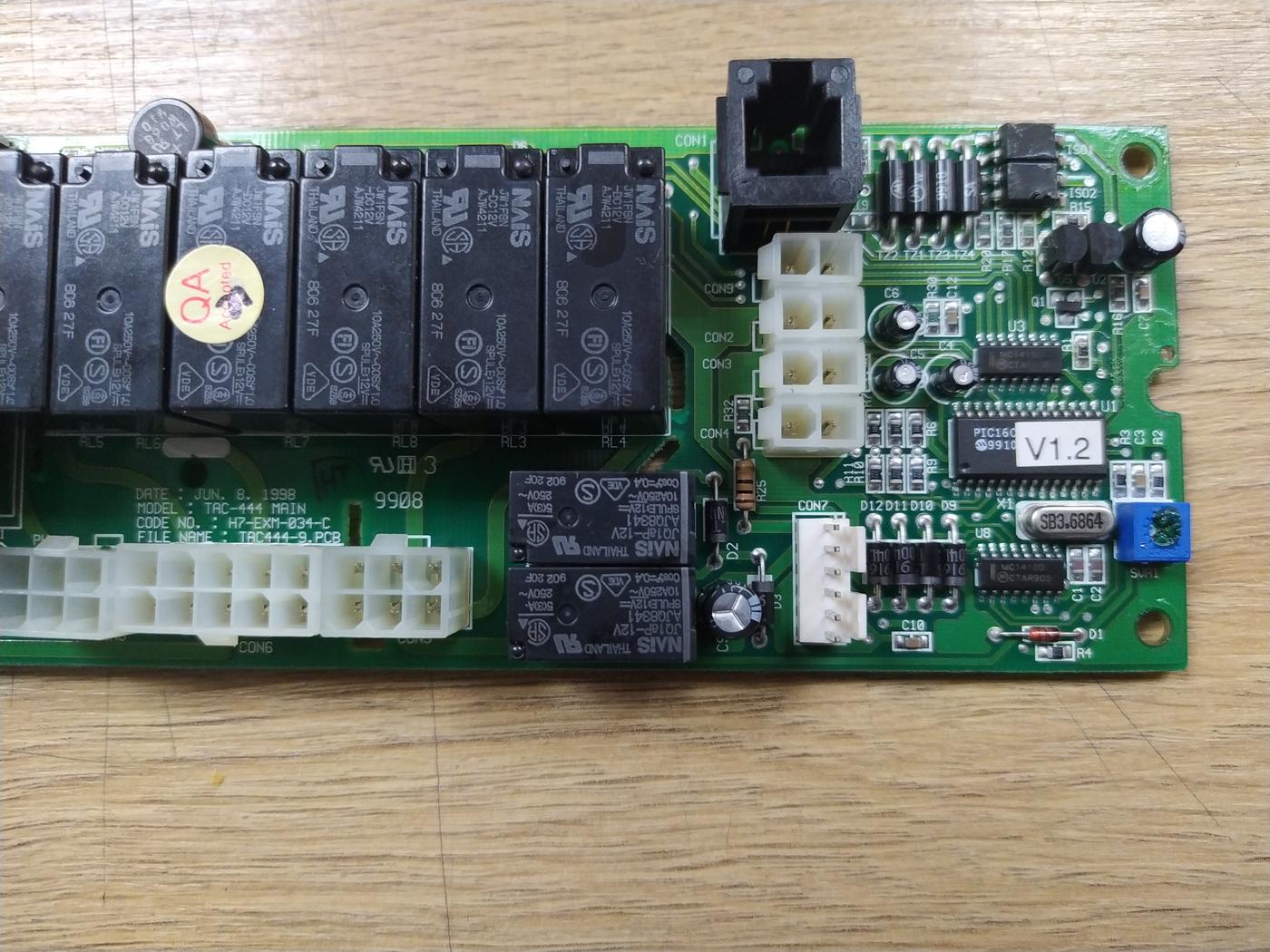 Placa TAC-444 MAIN con relés NAIS y microcontrolador PIC, junio de 1998