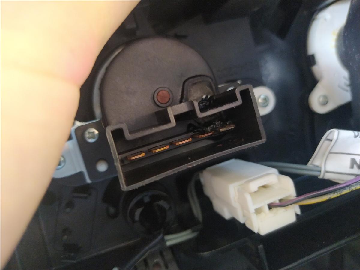 Selector de velocidades del ventilador montado en el salpicadero de la Citroën Jumper, visto desde atrás: mecanismo rotativo circular con el conector de cuatro pines desenchufado